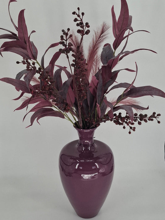 Donkerpaarse metalen vaas met moderne uitstraling