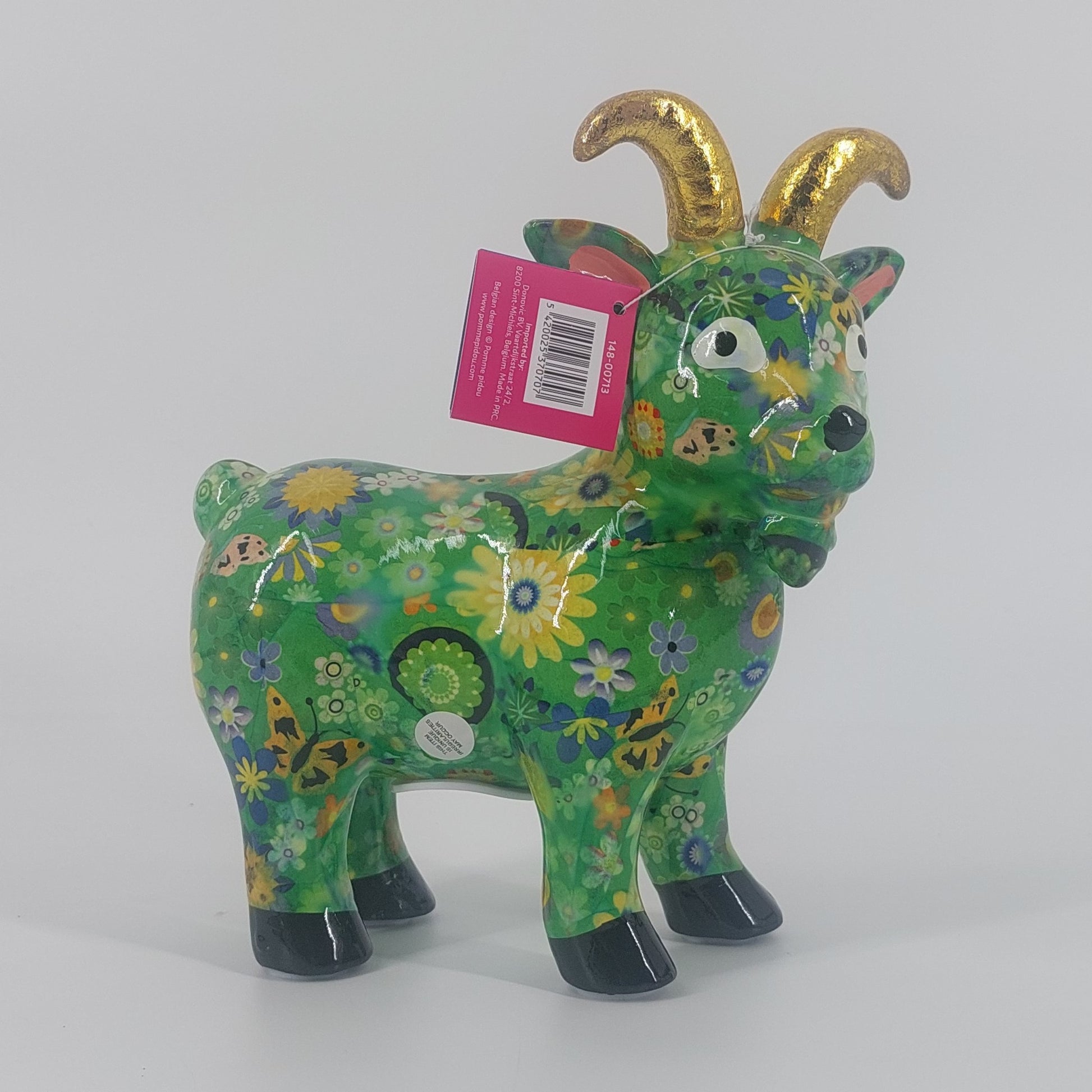 "Pomme Pidou spaarpot geit Gabriel in groen met bloemen. Keramische spaarpot met speels design, ideaal als cadeau of decoratie. Afmetingen: L19 x D8.5 x H20cm."