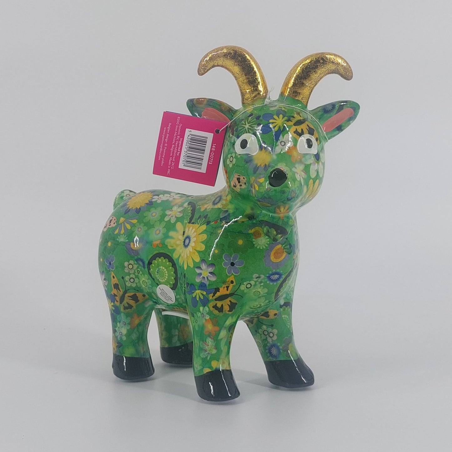 "Pomme Pidou spaarpot geit Gabriel in groen met bloemen. Keramische spaarpot met speels design, ideaal als cadeau of decoratie. Afmetingen: L19 x D8.5 x H20cm."