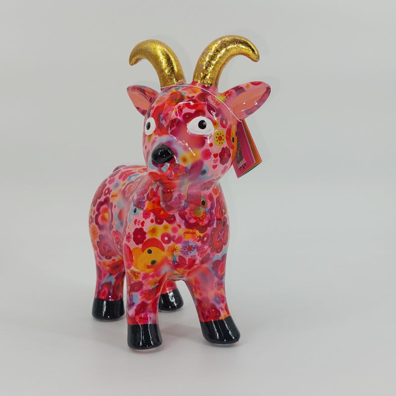 "Pomme Pidou spaarpot geit Gabriel in roze met bloemen. Keramische spaarpot met speels design, ideaal als cadeau of decoratie. Afmetingen: L19 x D8.5 x H20cm."