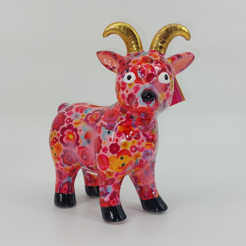"Pomme Pidou spaarpot geit Gabriel in roze met bloemen. Keramische spaarpot met speels design, ideaal als cadeau of decoratie. Afmetingen: L19 x D8.5 x H20cm."