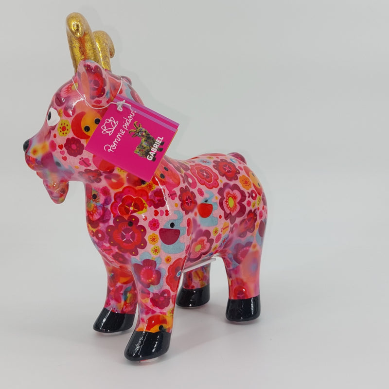 "Pomme Pidou spaarpot geit Gabriel in roze met bloemen. Keramische spaarpot met speels design, ideaal als cadeau of decoratie. Afmetingen: L19 x D8.5 x H20cm."
