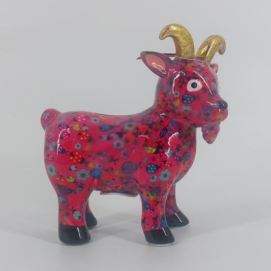 Pomme Pidou spaarpot geit Gabriel in roze met lieveheersbeestjes. Keramische spaarpot met speels design, ideaal als cadeau of decoratie. Afmetingen: L19 x D8.5 x H20cm."