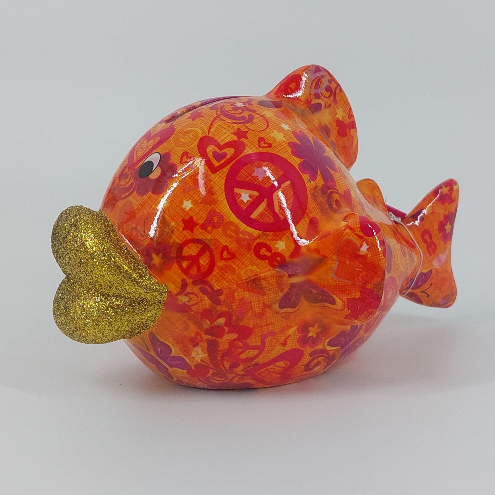 "Pomme Pidou spaarpot vis Kelly in oranje met figuurtjes. Keramische spaarpot met speels design, ideaal als cadeau of decoratie. Afmetingen: L14 x D21 x H13.5cm."