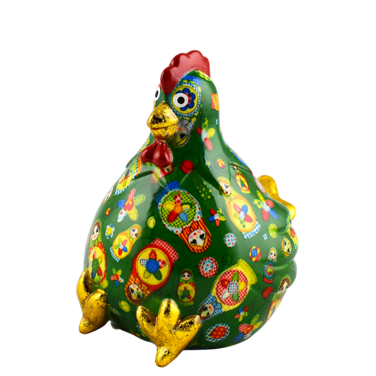 Groene keramische Pomme Pidou spaarpot kip Claire met speelse poppetjesprint. Een vrolijke en stijlvolle manier om geld te sparen, perfect als cadeau of decoratief item."