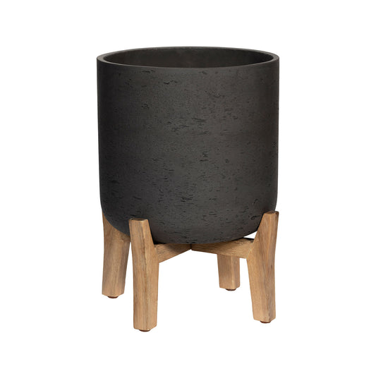 Lage zwarte plantenpot op korte pootjes van Pottery Pots, model Charlie M – gemaakt van fiberclay, geschikt voor binnen en buiten, met moderne robuuste uitstraling.