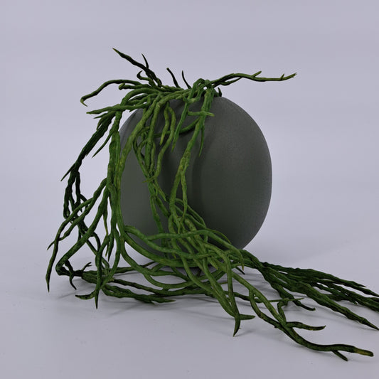 Een stijlvolle groene metalen vaas van 15 x 15 x 14 cm, ideaal voor kleine planten en decoratieve accenten in je interieur.