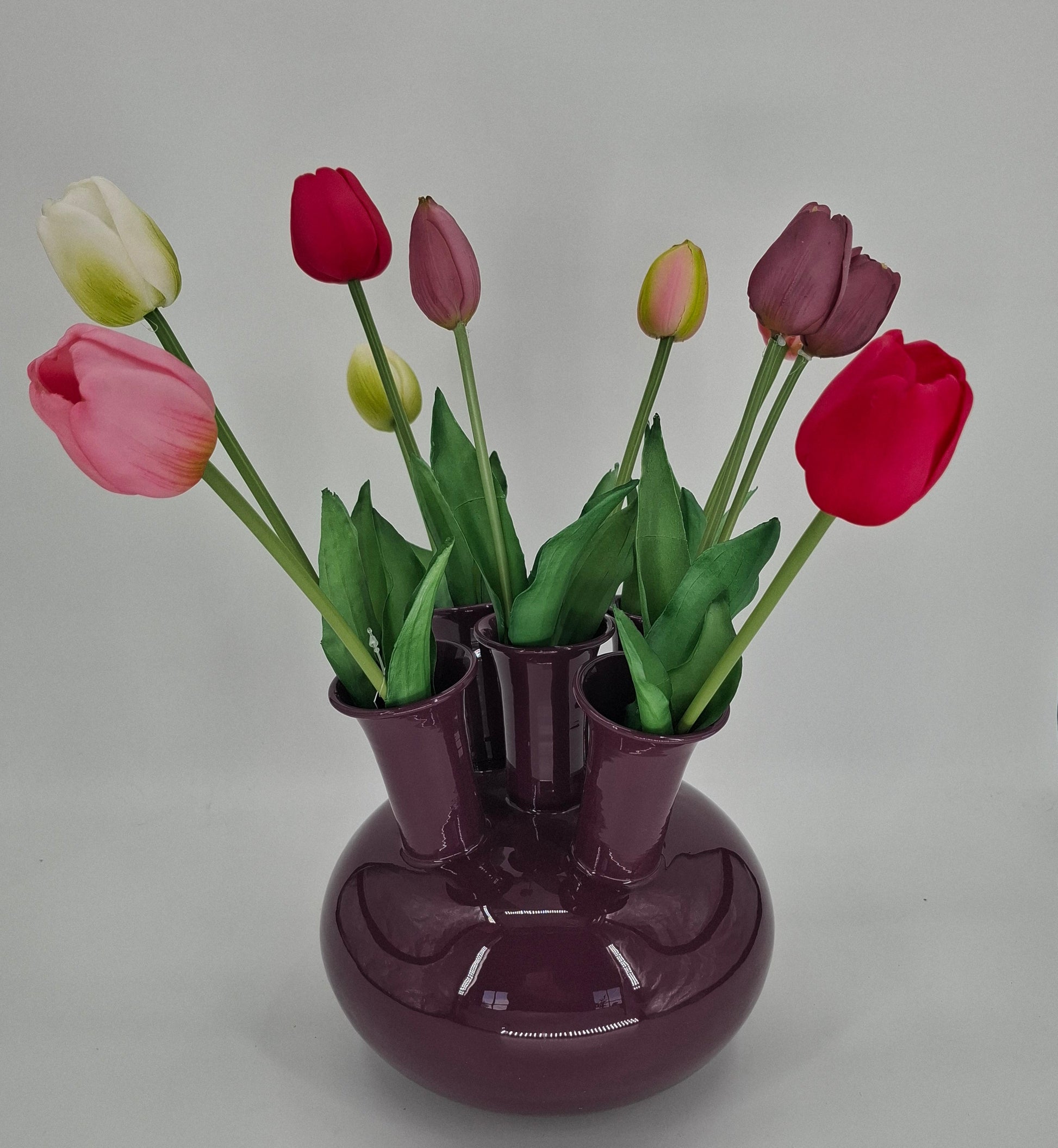 Decoratieve tulpenvaas van metaal in donkerpaarse kleur met vijf tuitjes – H23 x D20 cm