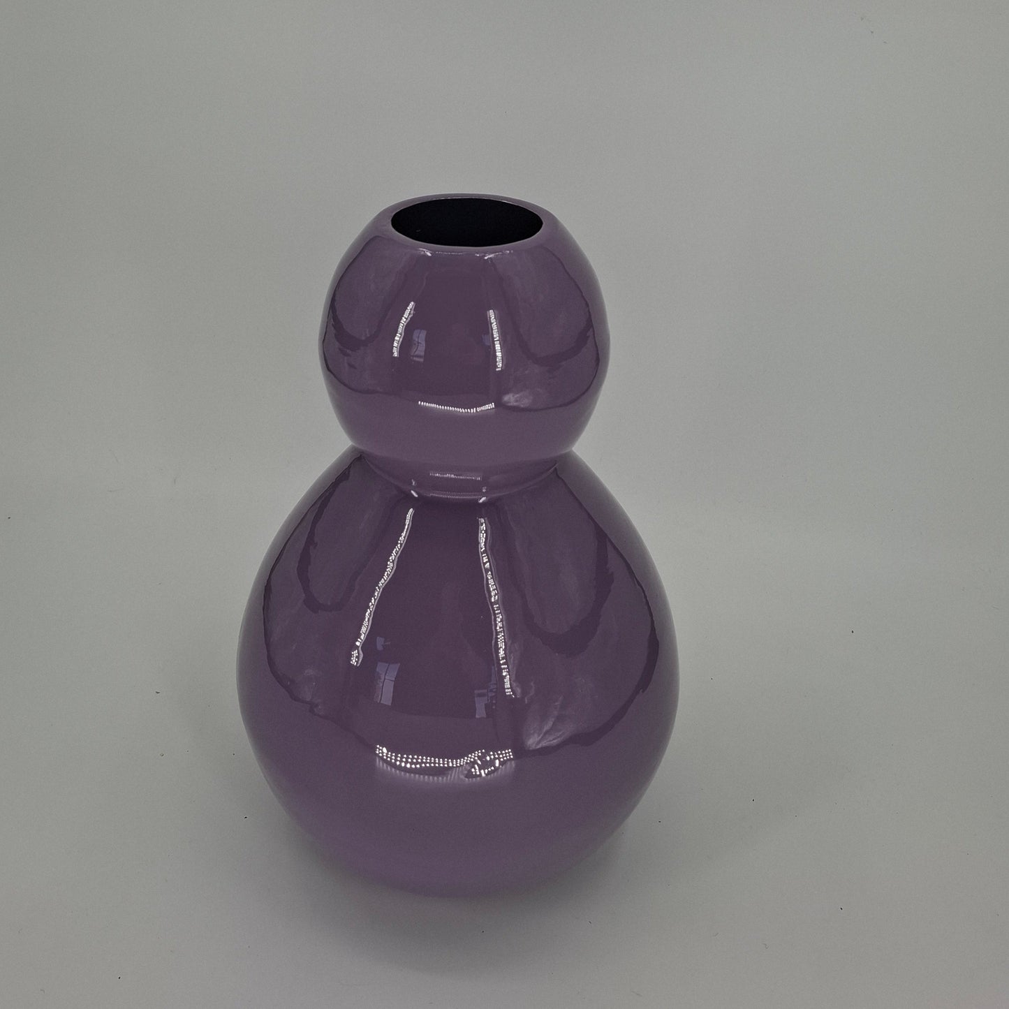 Lavendel metalen vaas – moderne decoratie voor bloemen en interieur"