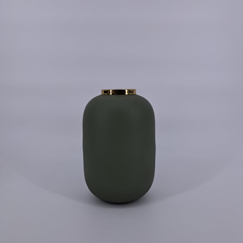 Metalen vaas in groen, Mansion Atmosphere Saint Denis – Ø17 x H25 cm, plantopening 5.5 cm."