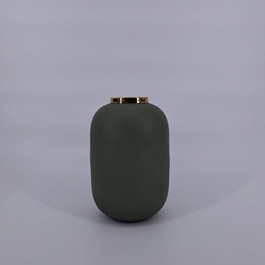 Metalen vaas in groen, Mansion Atmosphere Saint Denis – Ø17 x H25 cm, plantopening 5.5 cm."