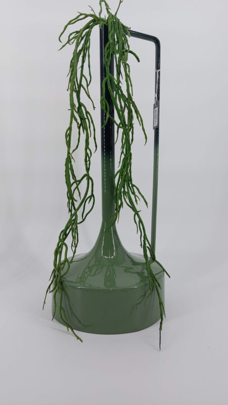 Een stijlvolle groene metalen vaas van 22x22x50 cm, perfect voor decoratie in moderne en klassieke interieurs.