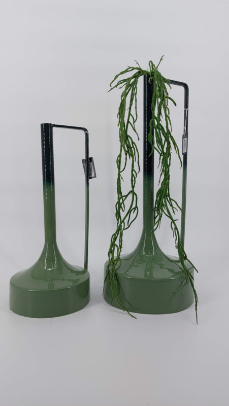 Een stijlvolle groene metalen vaas van 22x22x50 cm, perfect voor decoratie in moderne en klassieke interieurs.