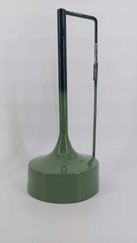 Een stijlvolle groene metalen vaas van 22x22x50 cm, perfect voor decoratie in moderne en klassieke interieurs.