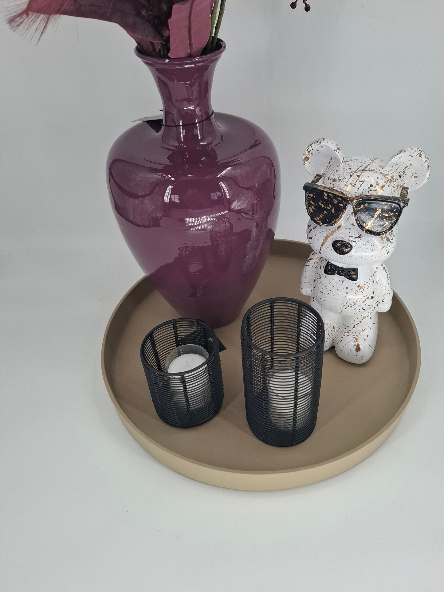 Donkerpaarse metalen vaas met moderne uitstraling