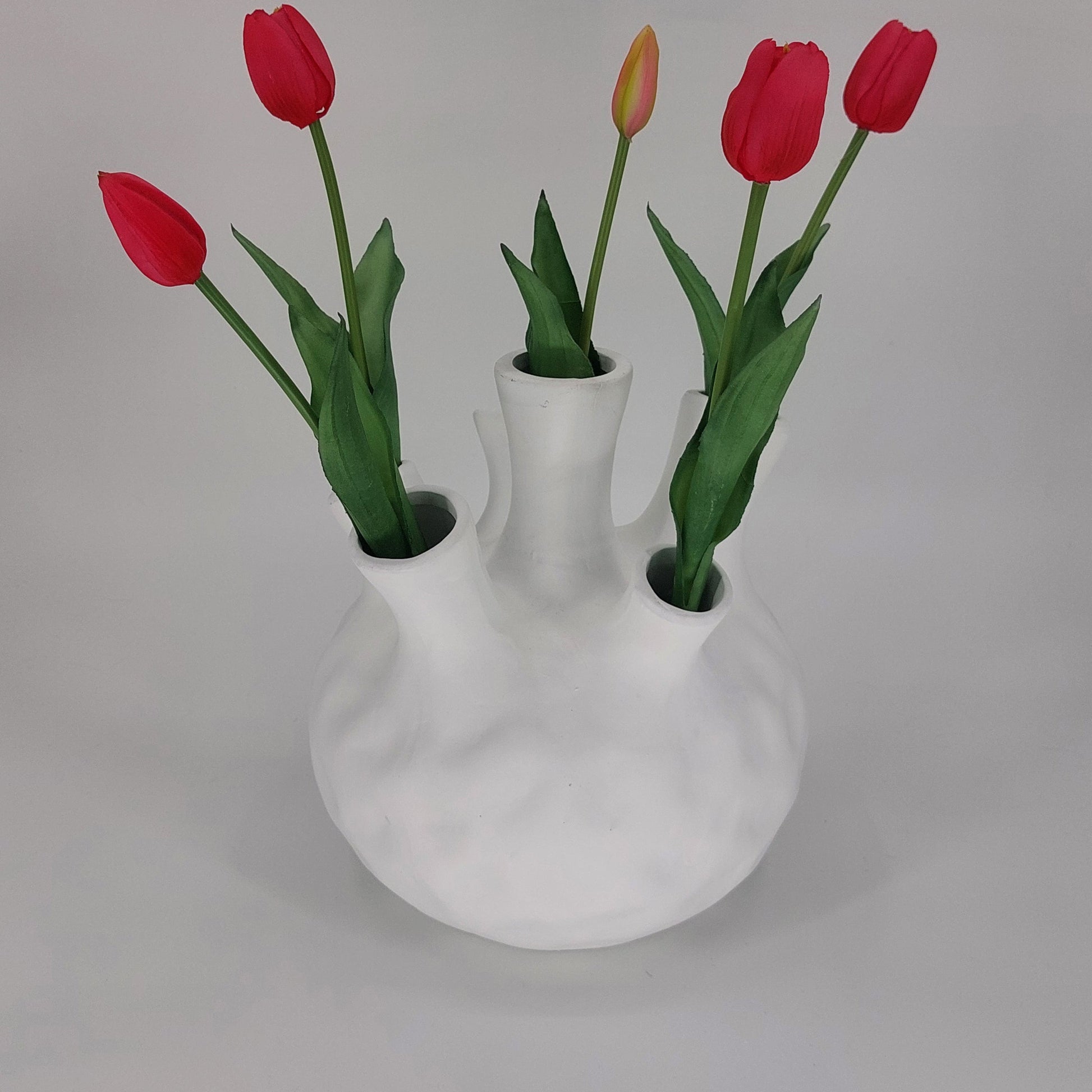 Witte keramieken tulpenvaas met meerdere tuiten, elegant en handgemaakt design”

